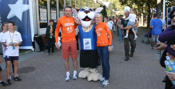 Ania i Witek z maskotką Festiwalu Biegowego